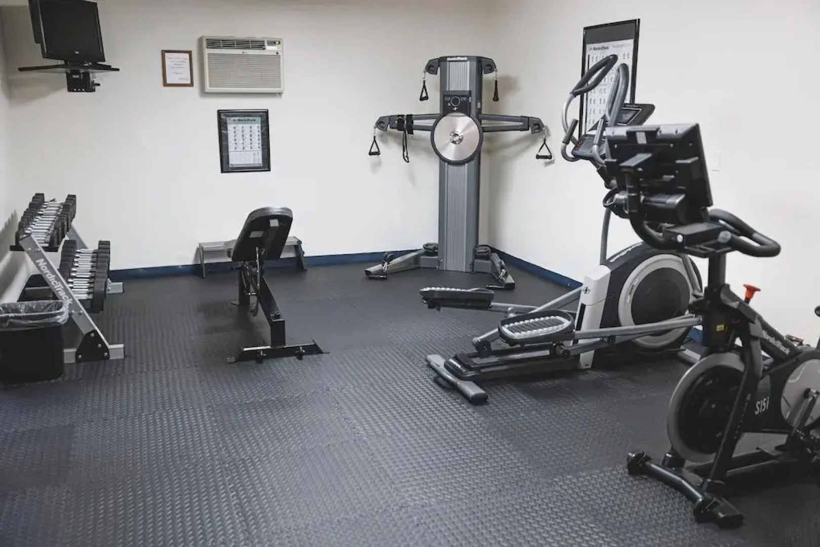 HomeTowne Studios by Red Roof Ridgecrest