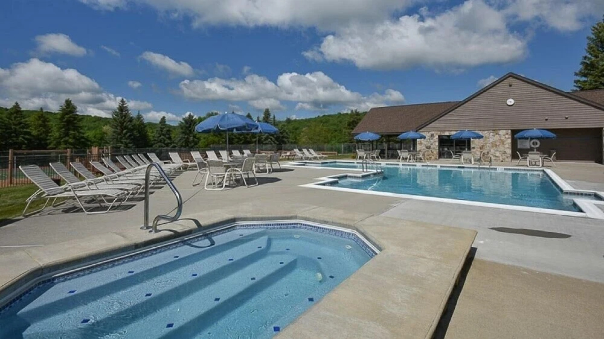 Seven Springs 2 BR Premium Condo, Walk to Slopes by RedAwnin