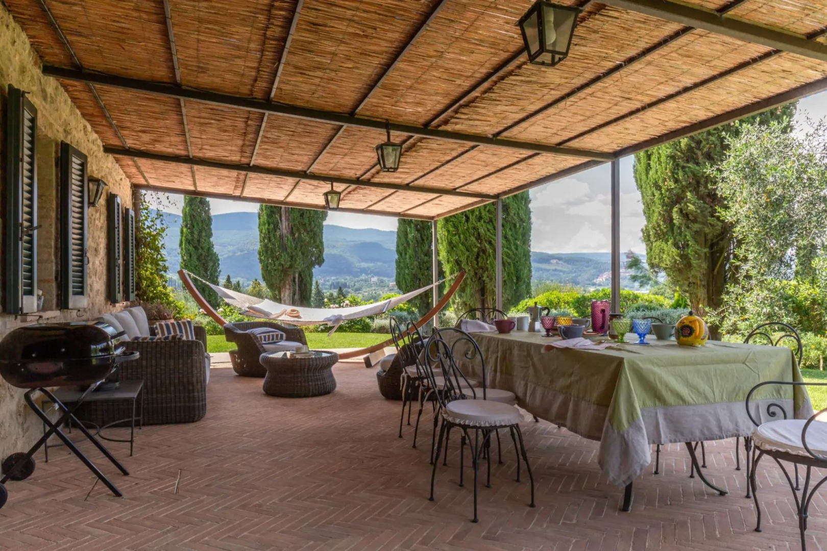 From this beautiful property, immersed in the Sienese countryside, you can enjoy sunsets with changi-Podere i Poggi