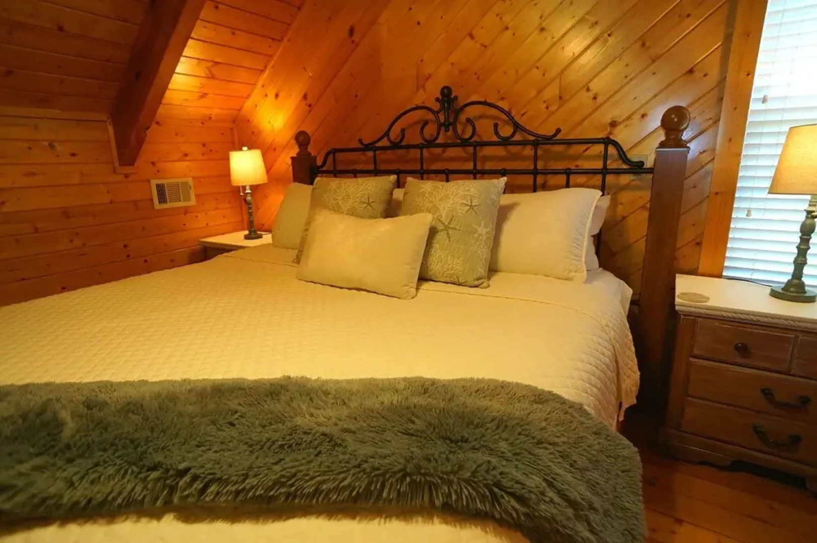 Oasis Cabin at Blairsville 2 Bedrooms 2 Bathrooms Cabin