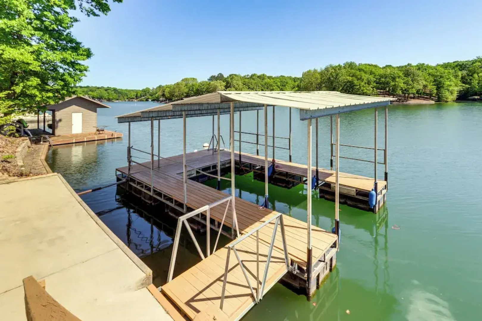 Swim & Boat Docks: Lakefront Gem in Bella Vista!