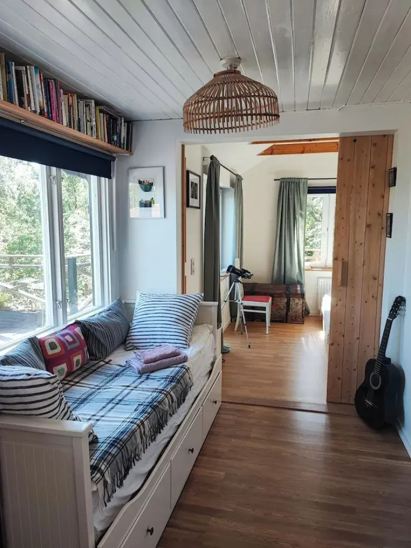 Sea-view Cottage High up in the Trees