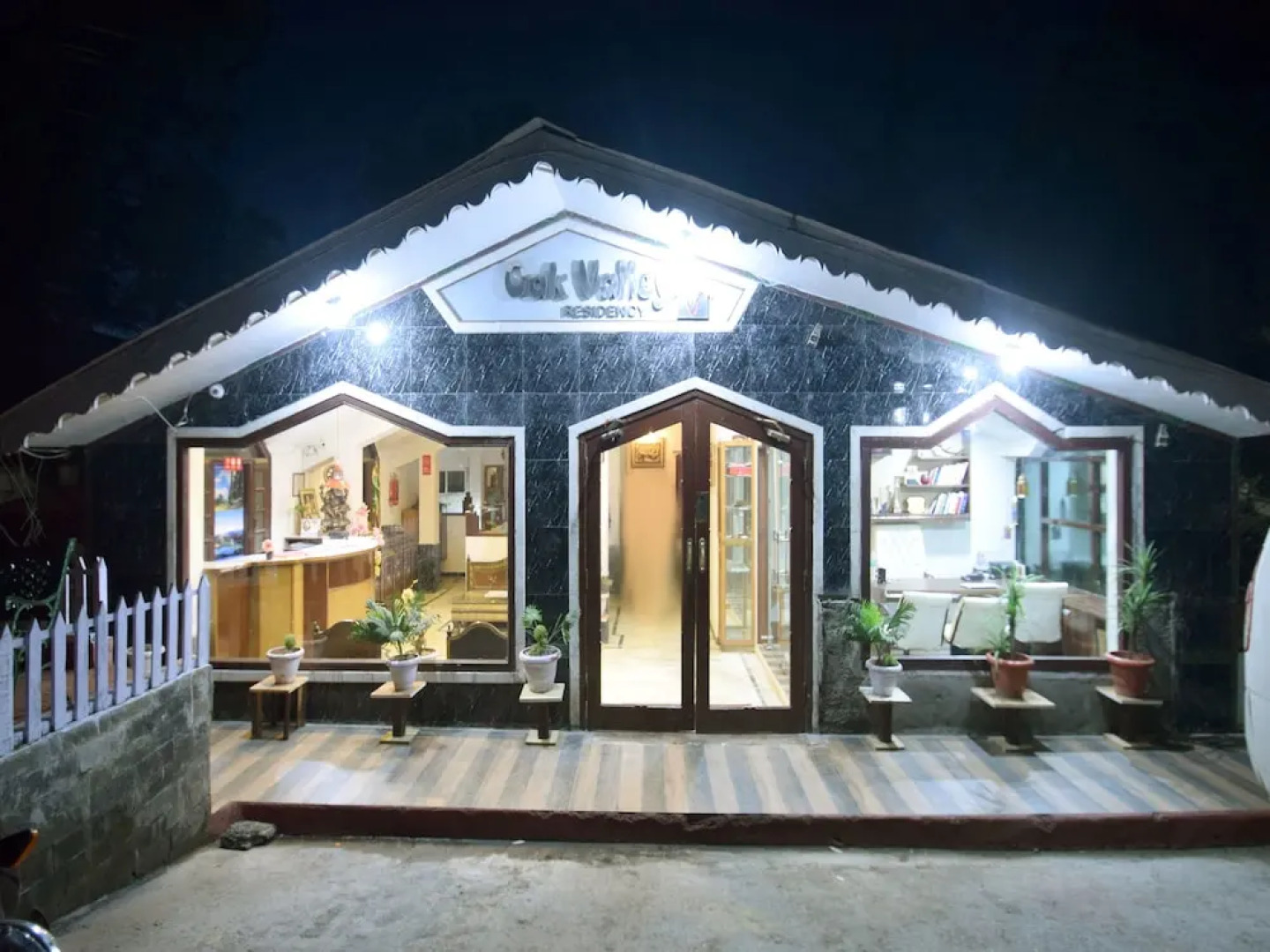 OYO 12527 Hotel Oak Valley