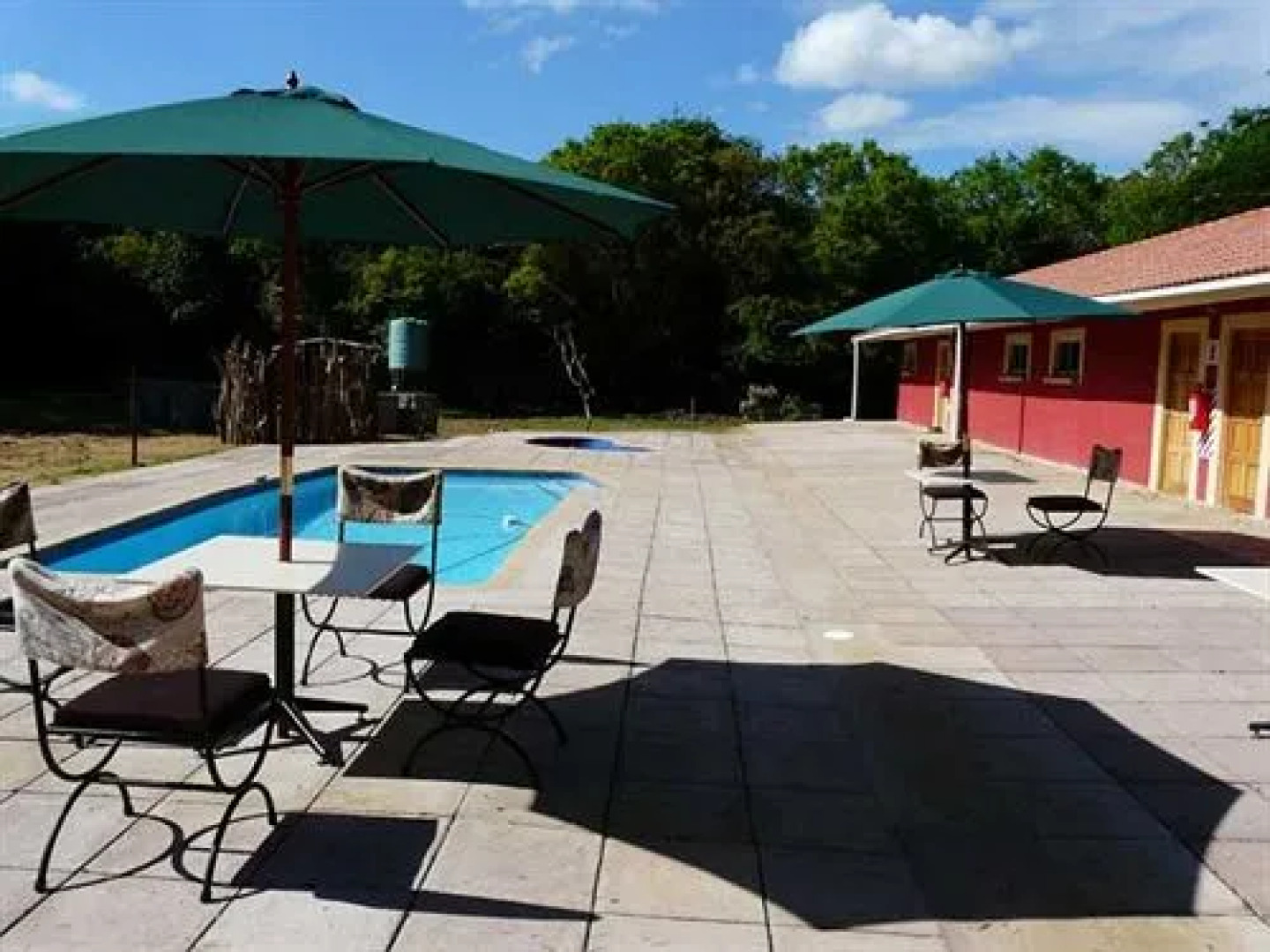 Flamboyant Lodge & Restaurant