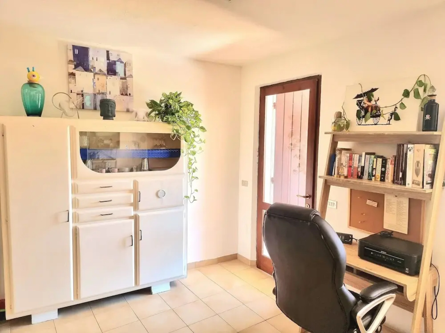 Stylish Home With Patio 4 min Walk to the Beach