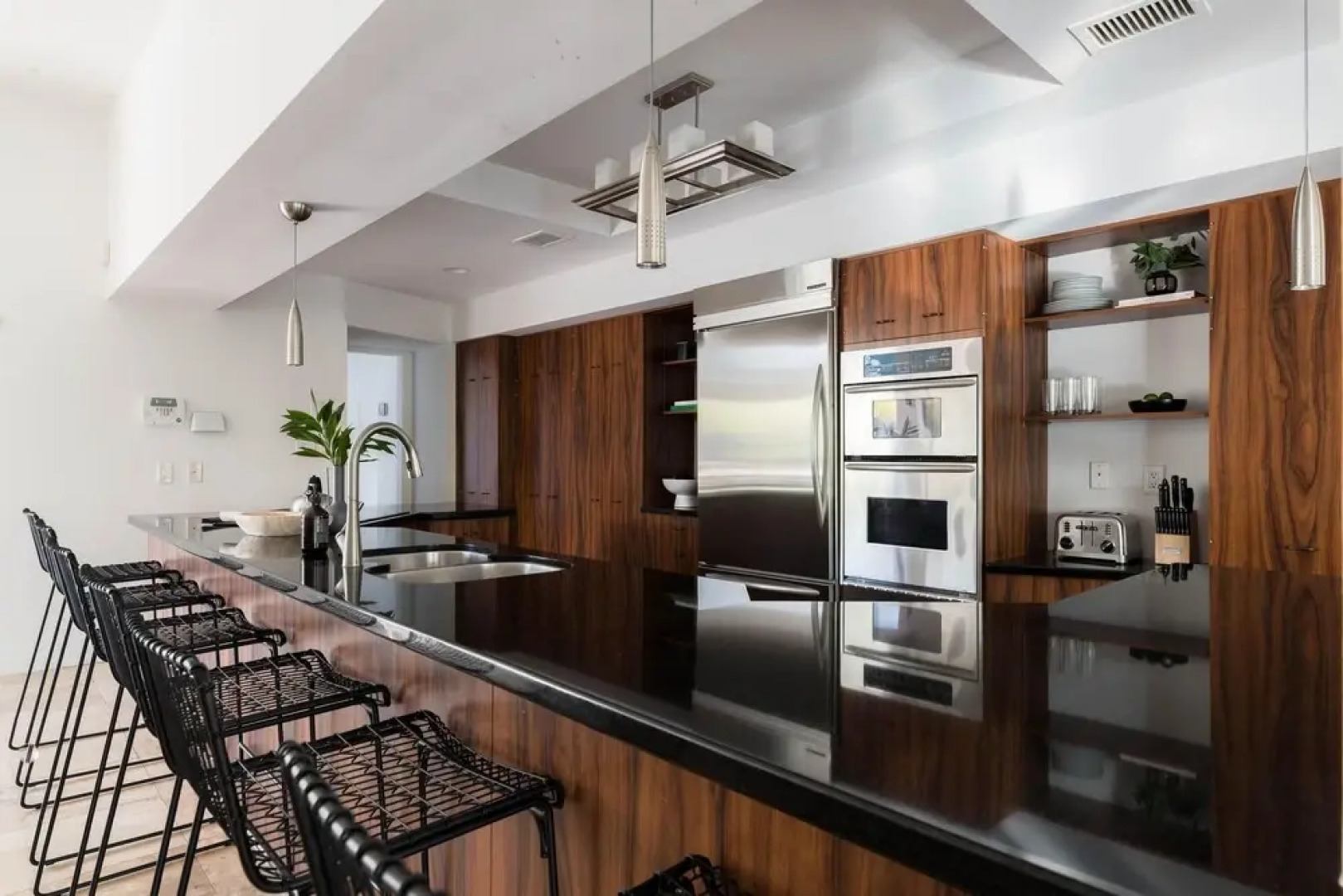 Caspian - Spacious Desert Oasis w Pool, Table Tennis, & Fire Pit