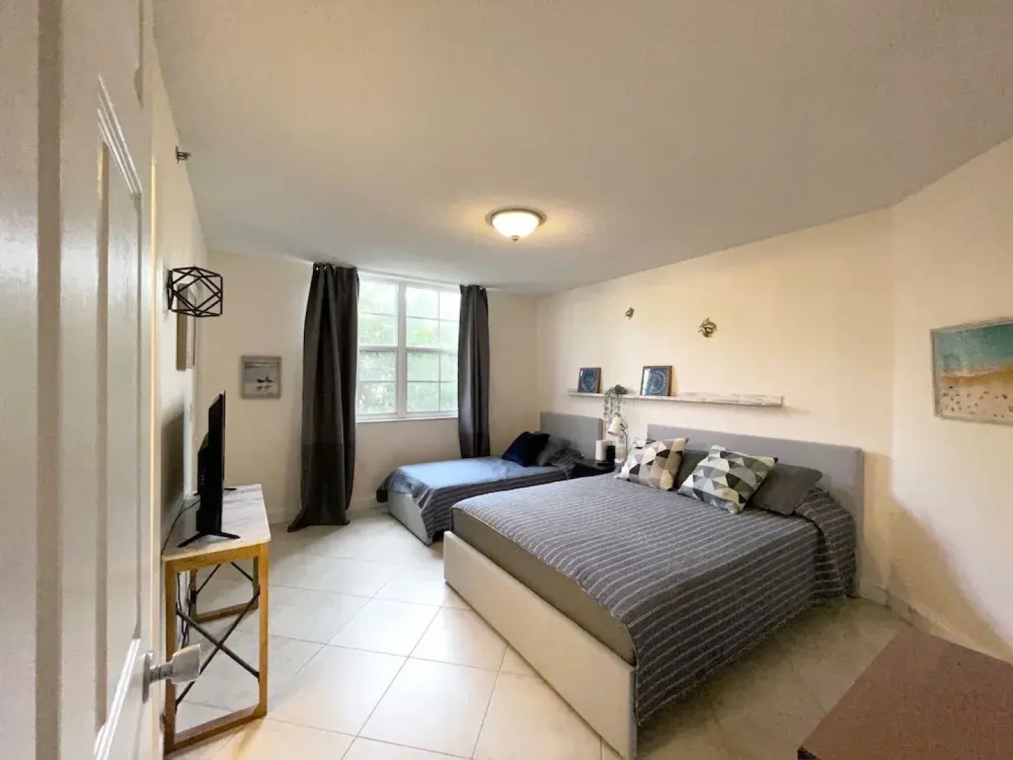 Exclusive Condo 10 Min to the Beach