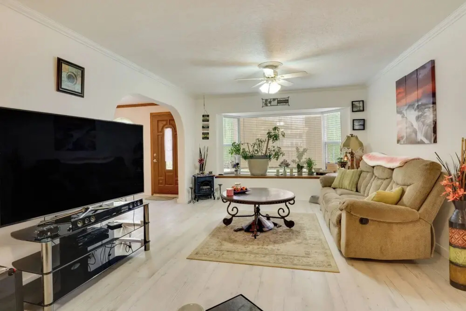 Salem Getaway w/ Hot Tub Near Parks & Boating!