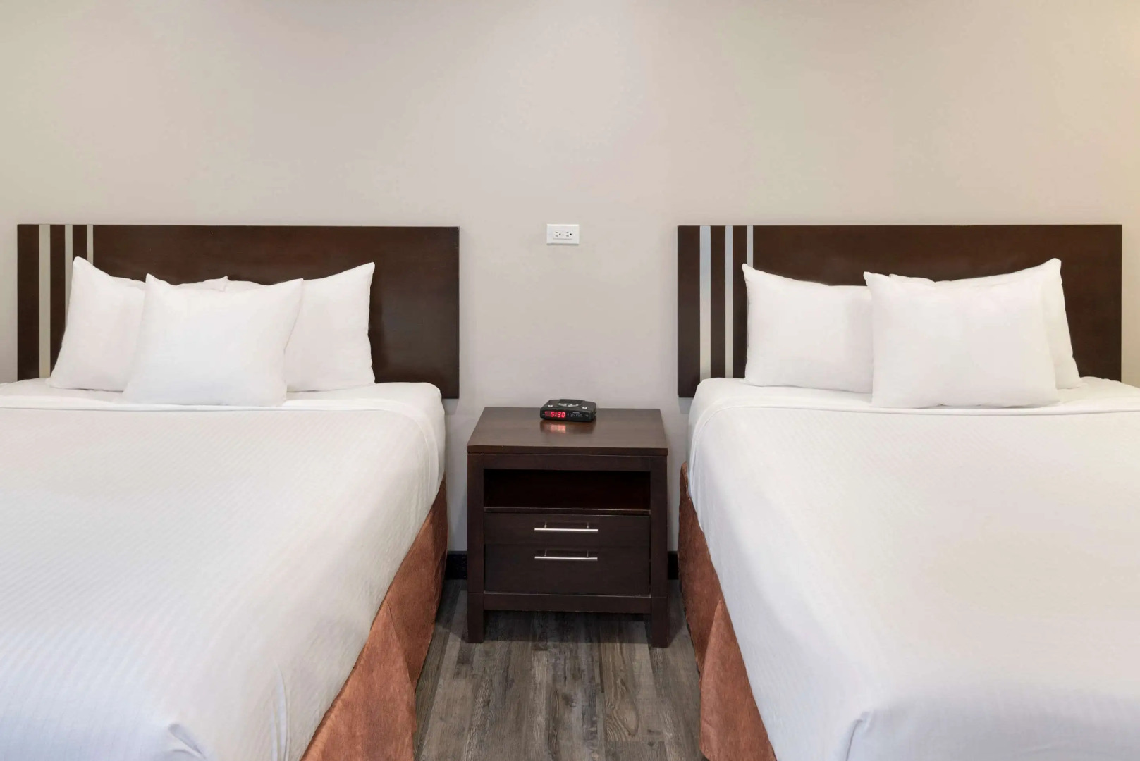 Econo Lodge Inn & Suites