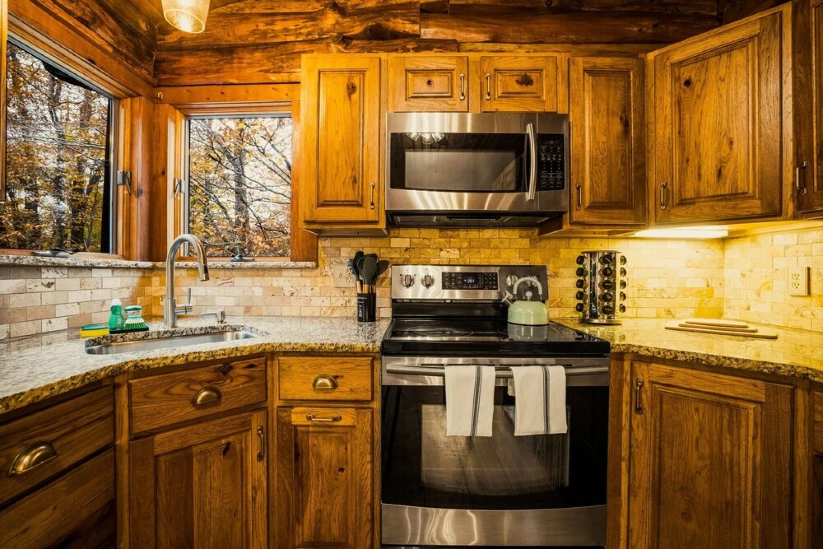 Authentic Log House With Modern Finishes - Game Room & Hot Tub - Pocono Mountains 4 Bedroom Residence by Redawning