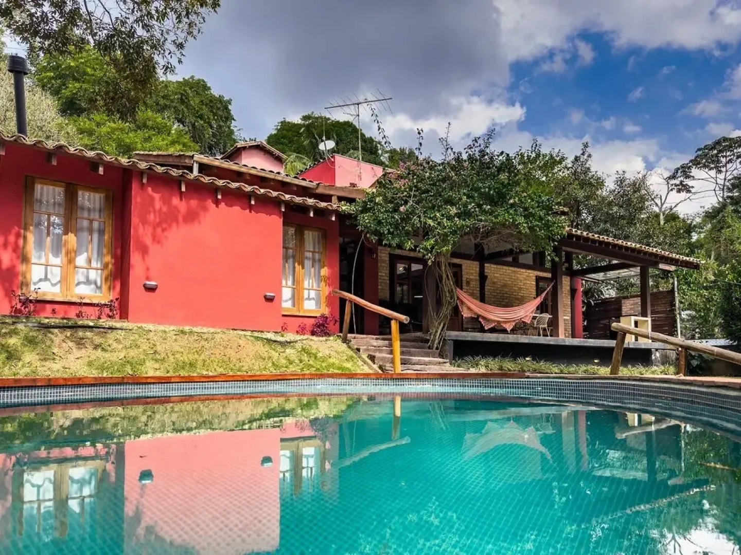 Casa com Piscina Privativa e Natureza – Granja Viana, São Paulo