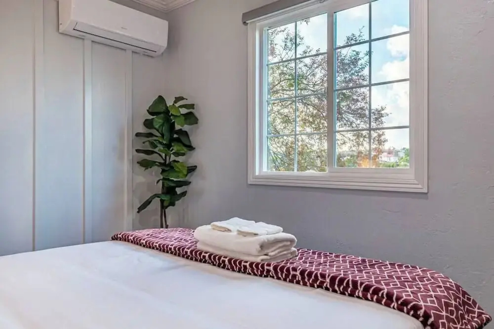 Stunning LA Luxury Retreat: Ideal for Work or Play