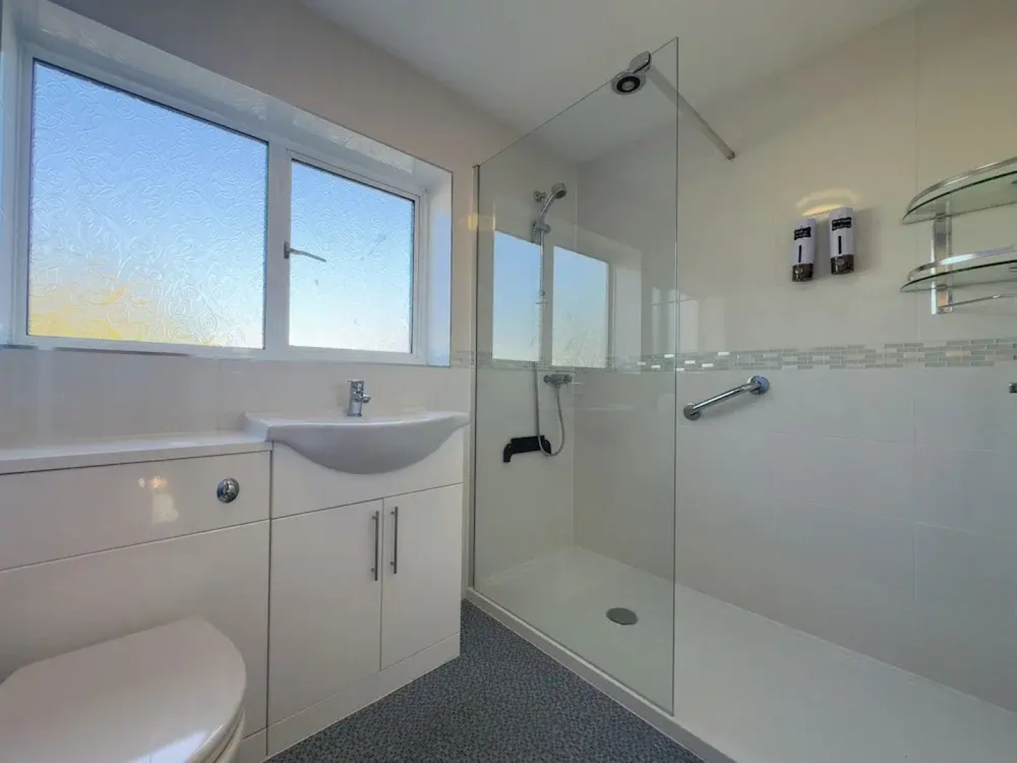 House - Sleeps 7, Private Garden & Parking