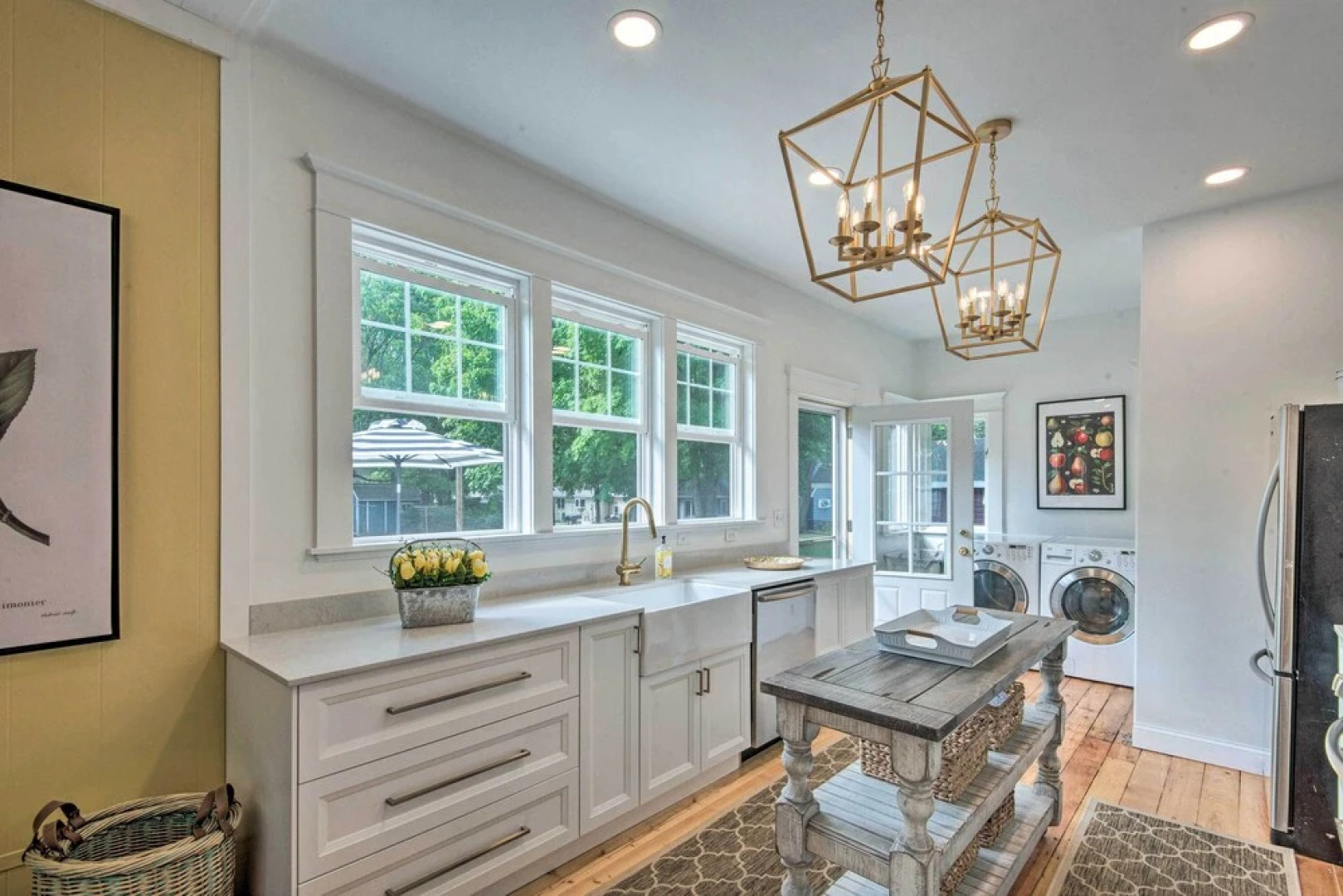 Dtwn Stunning Spirit Lake Escape - Walk to Shore!