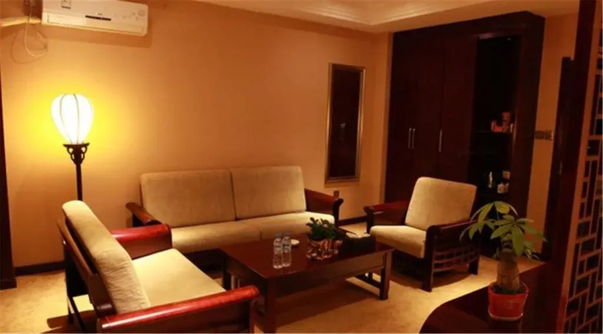 Zhang Ye Post and Telecommunications Hotel