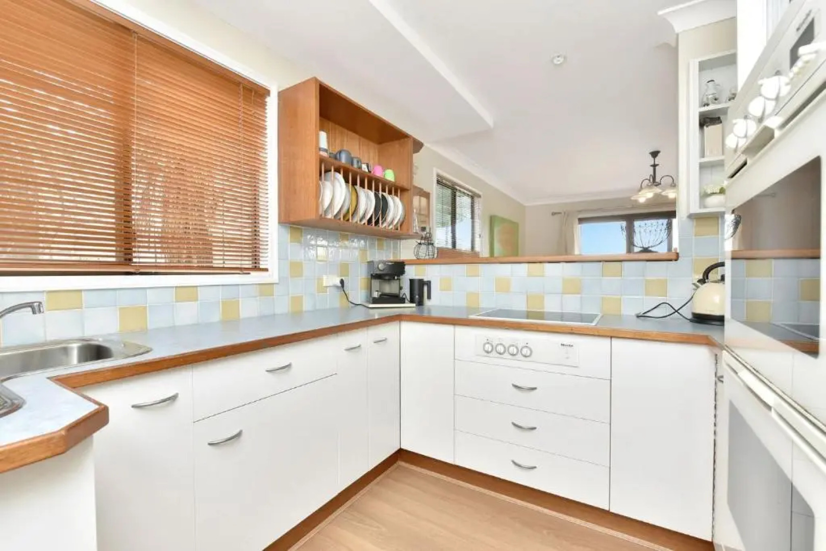 Silver Springs Estate 4br house + 6br house with Wifi, Pool. Fireplace, Views, Olives and Space