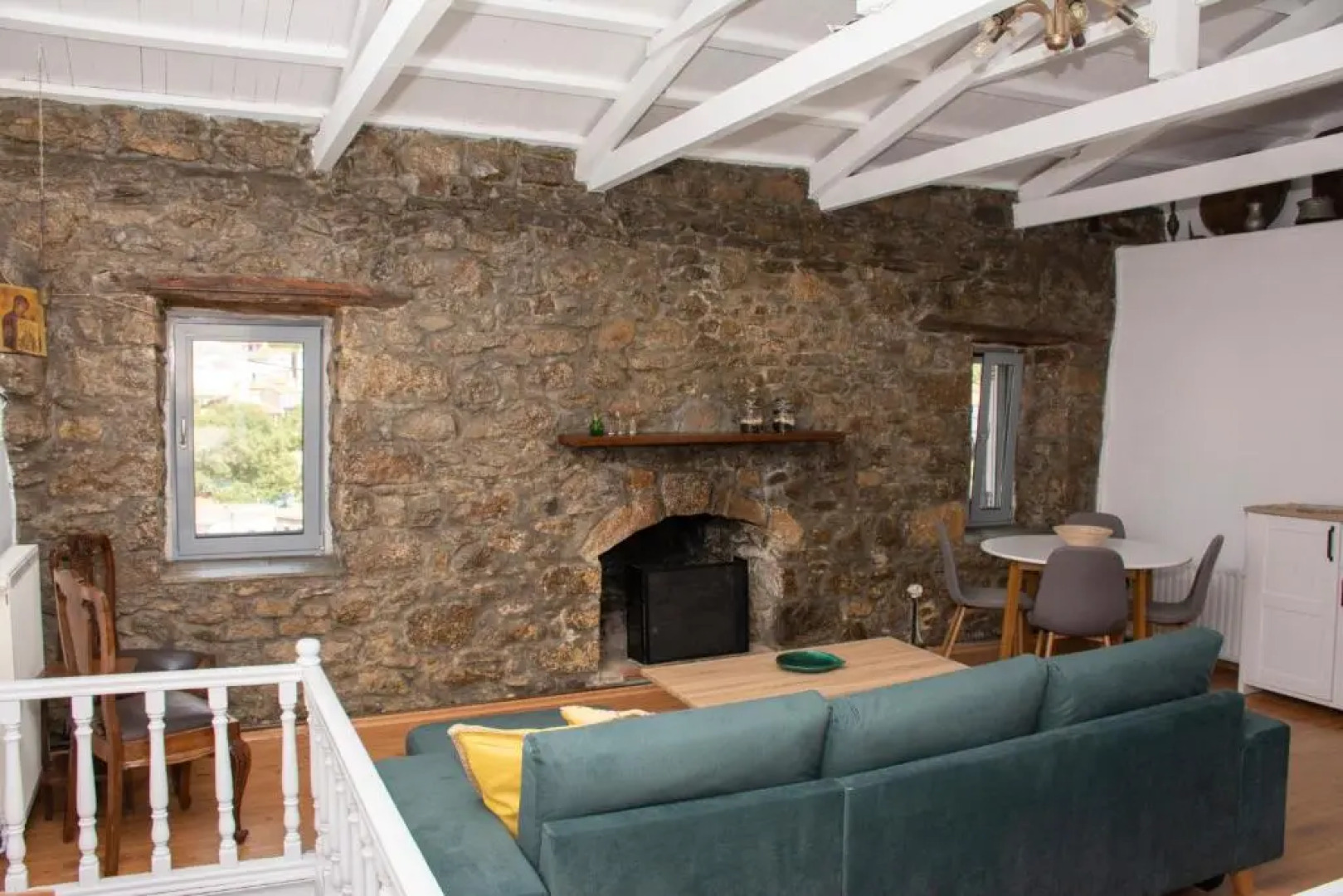 Caviro - traditional stone house in Chora