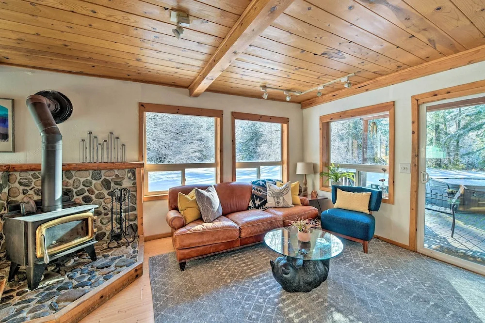 Mysty Mountain Cabin on River: Near Stevens Pass!