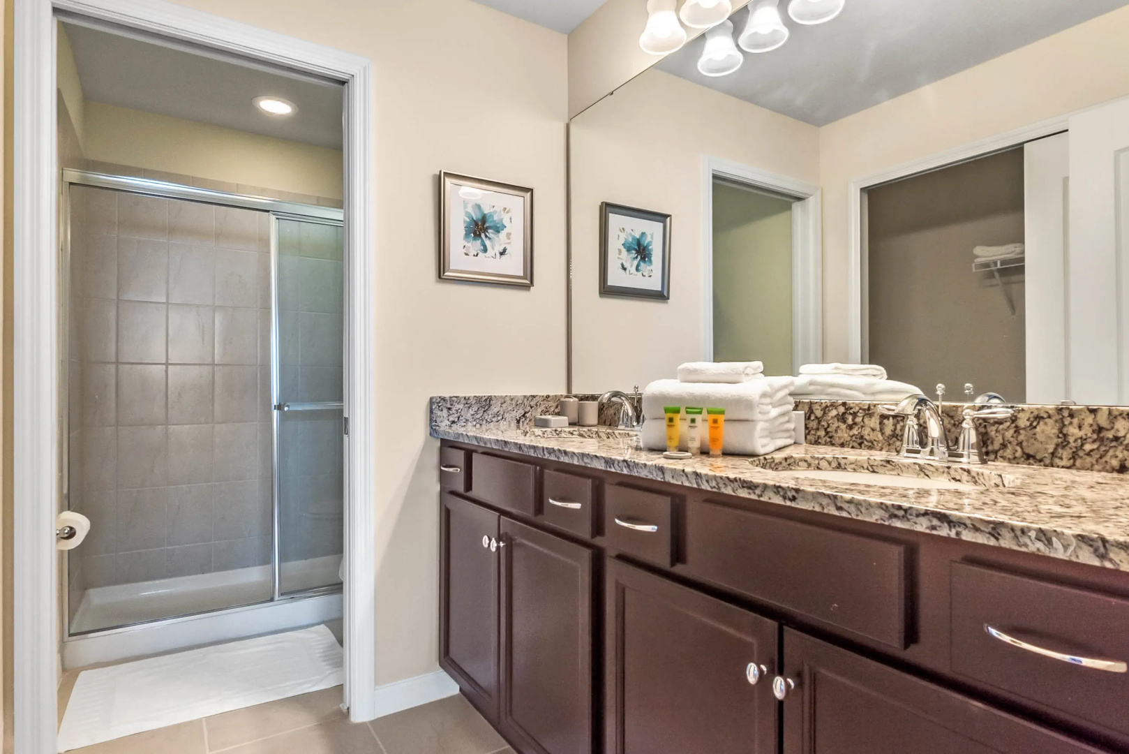 5 Bedrooms / 4.5 Bathrooms / Windsor at Westside (8917 SA), Kissimmee, US