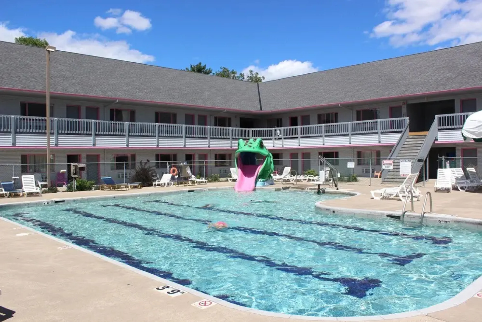 Flamingo Motel & Suites