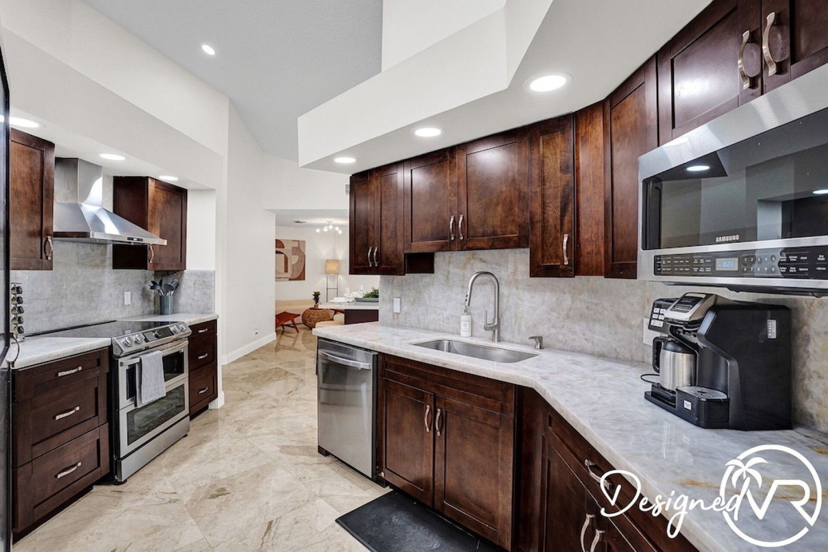 8 Br Villa with Pool & Basketball Court