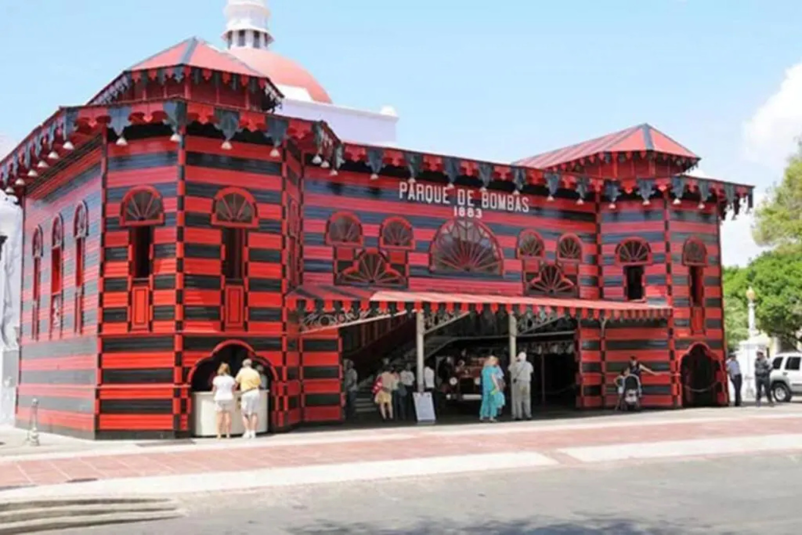 King bed, cozy one-bedroom apartment/ private deck