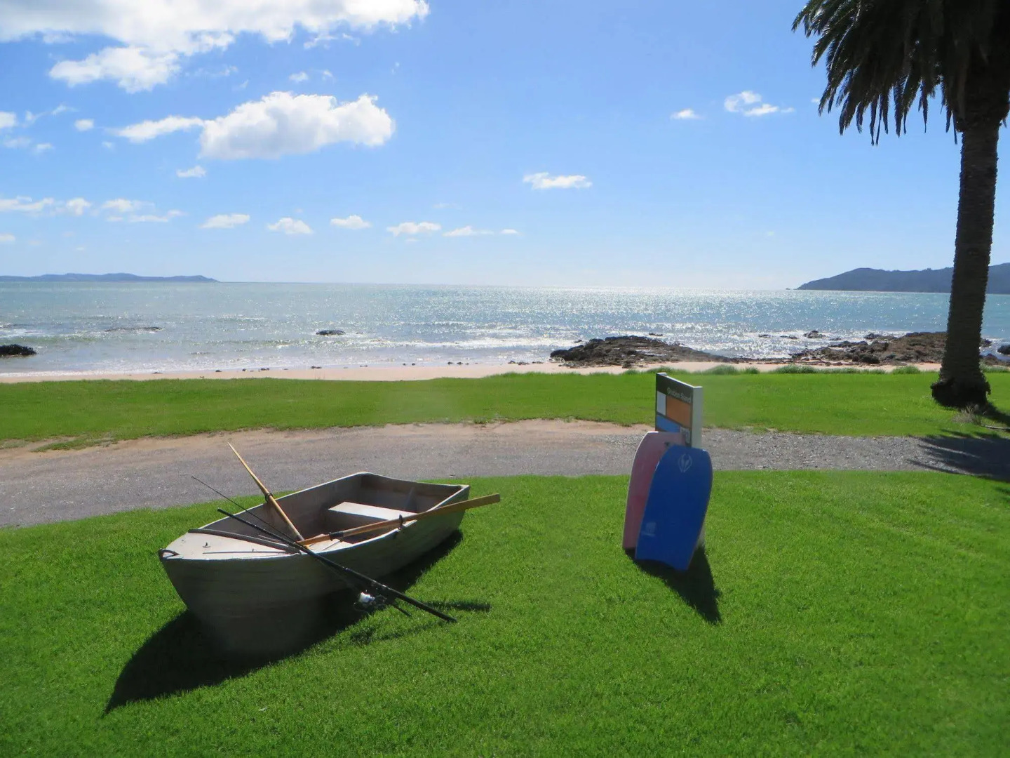 Cable Bay Stays – Golden Sand and Driftwood Beachfront Accommodation