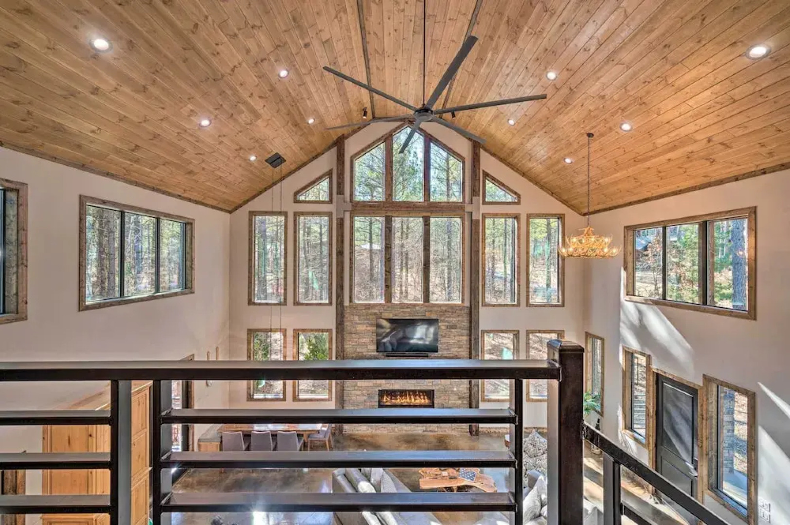 Broken Bow 'lazy Dog Lodge' w/ Hot Tub, Pool Table