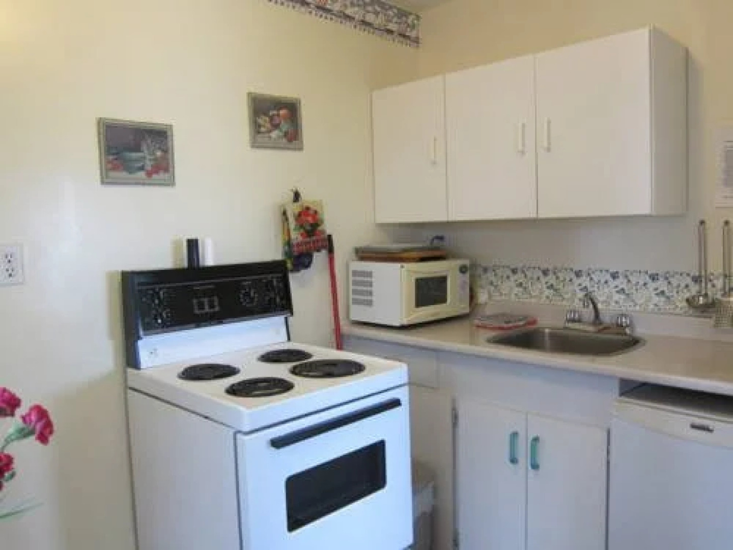 Bay Breeze Motel & Cottages