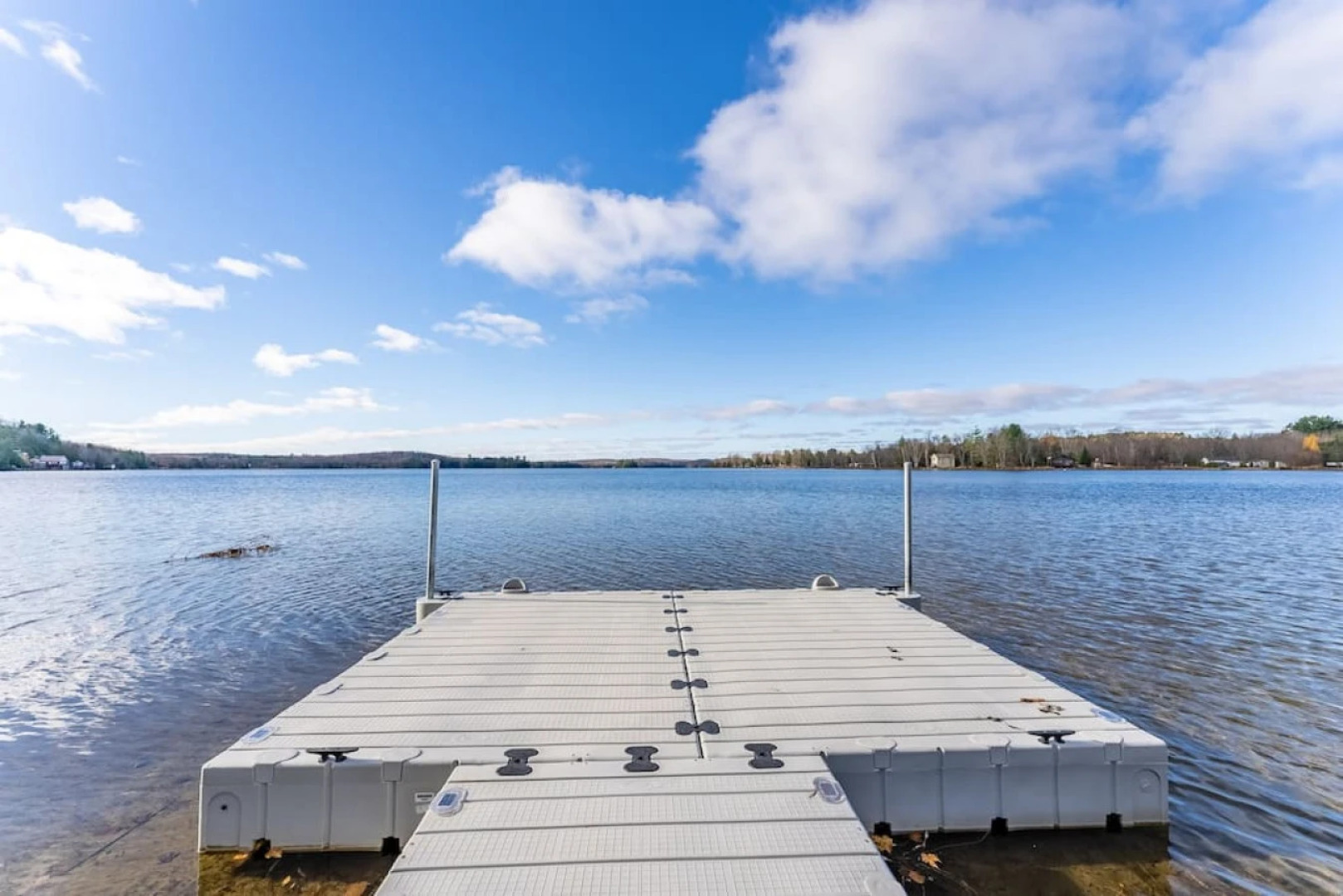 Luxury Cottage overlooking Wollaston Lake-Hot tub
