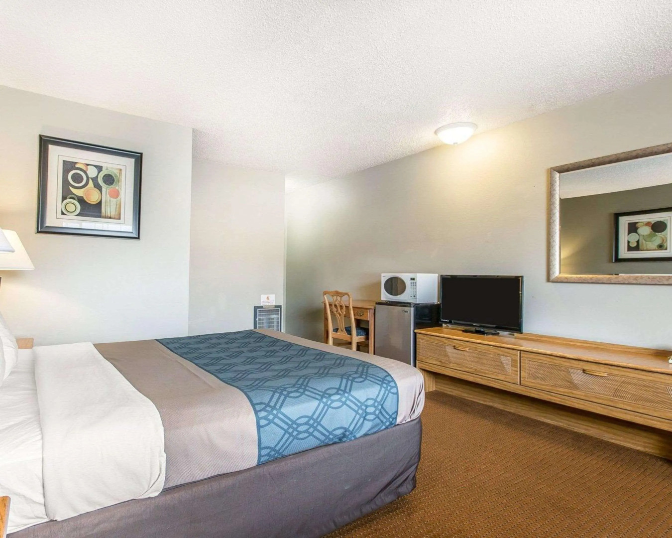 Econo Lodge Inn & Suites Yreka