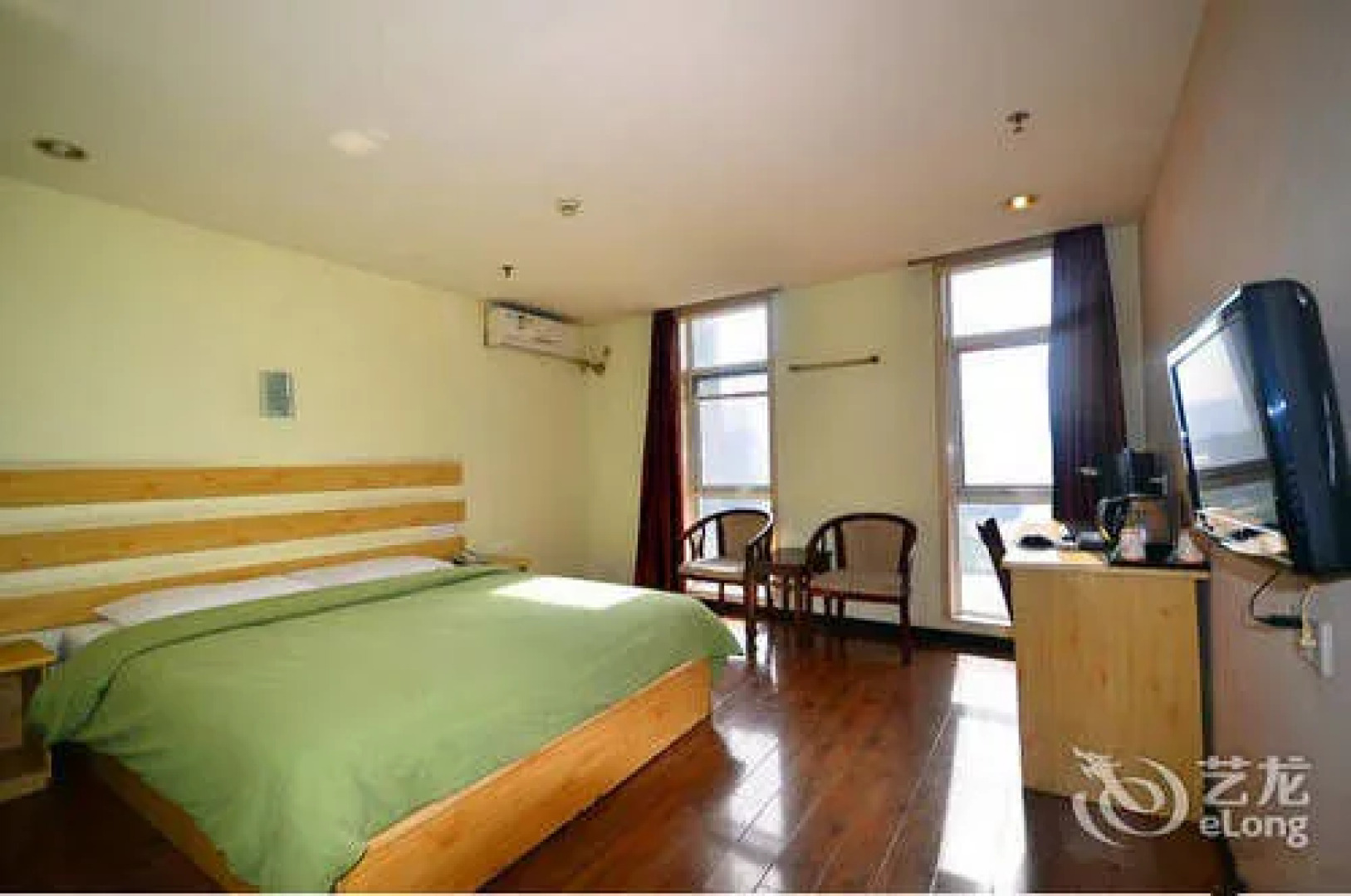 Yonggang Business Hotel
