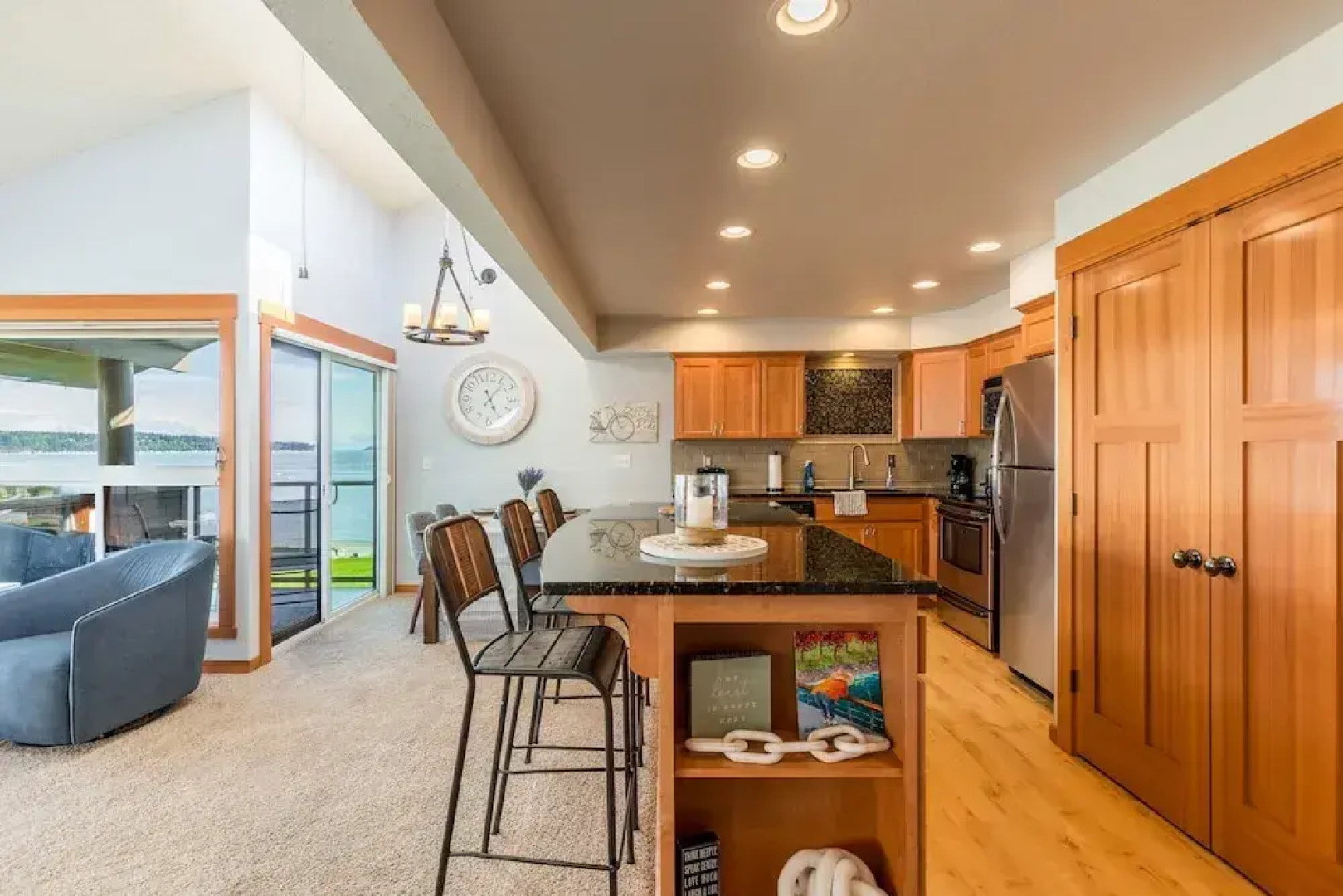 Coastal Chic Beach Condo by Avantstay Balcony