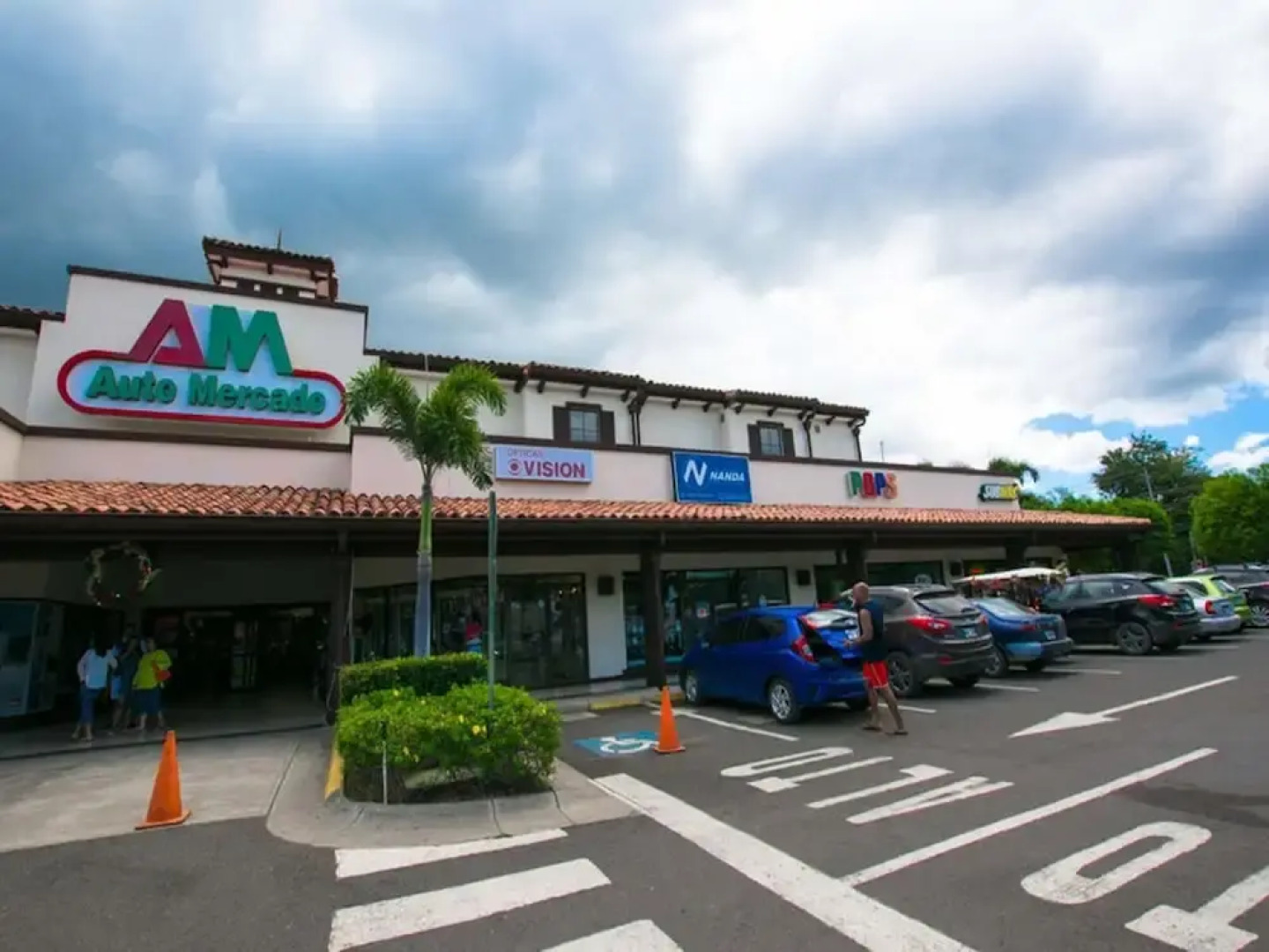 Elegant 2-BD Condo with Pool