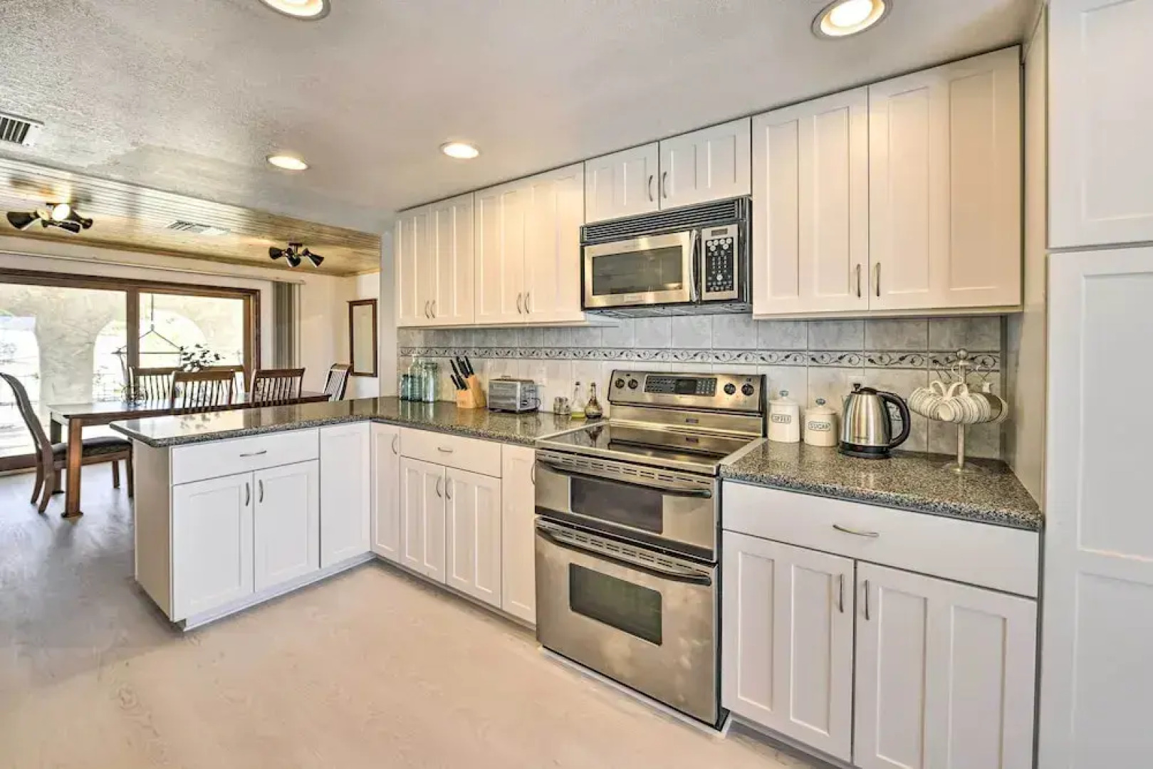 Chic Joshua Tree Pad w/ Mountain Views & Hot Tub