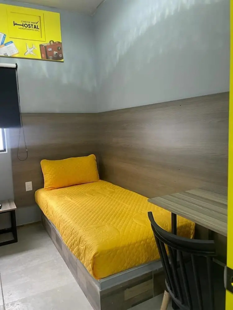 CHECK INN HOSTAL AEROPUERTO GDL - Hostel