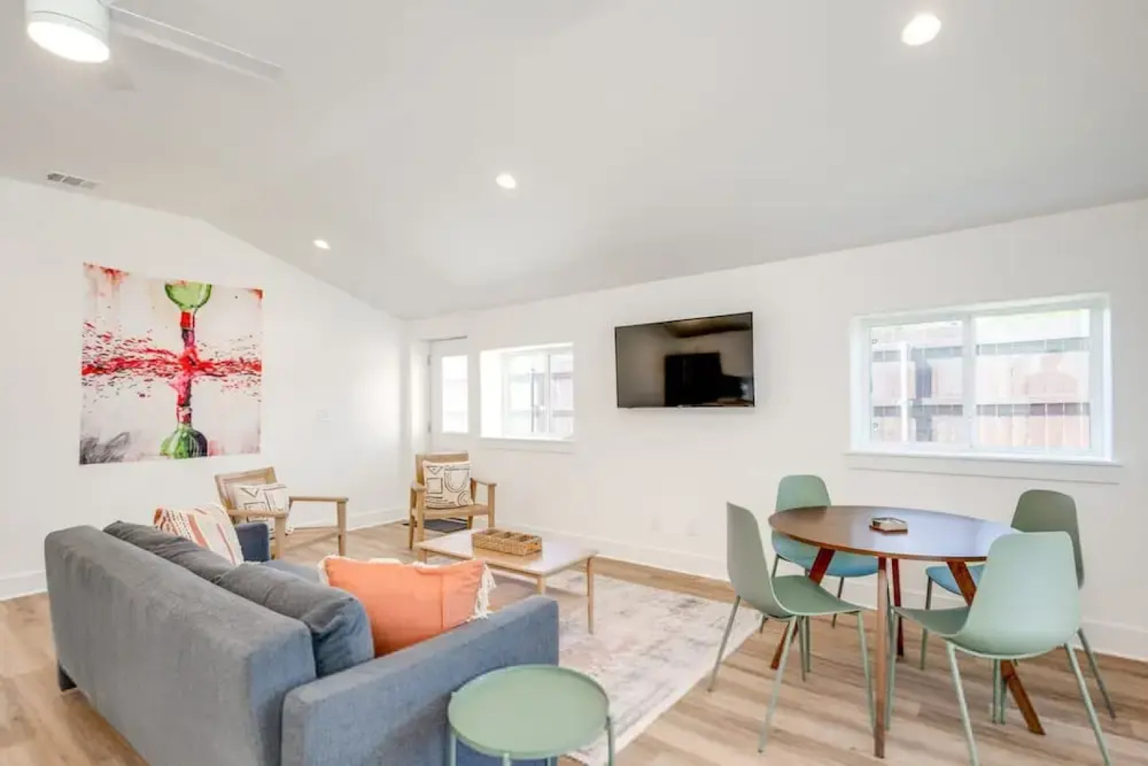 Modern 3 2 two Kings hot tub Fire pit 16min to Wine Trail Nearby Pickleball Courts Pools