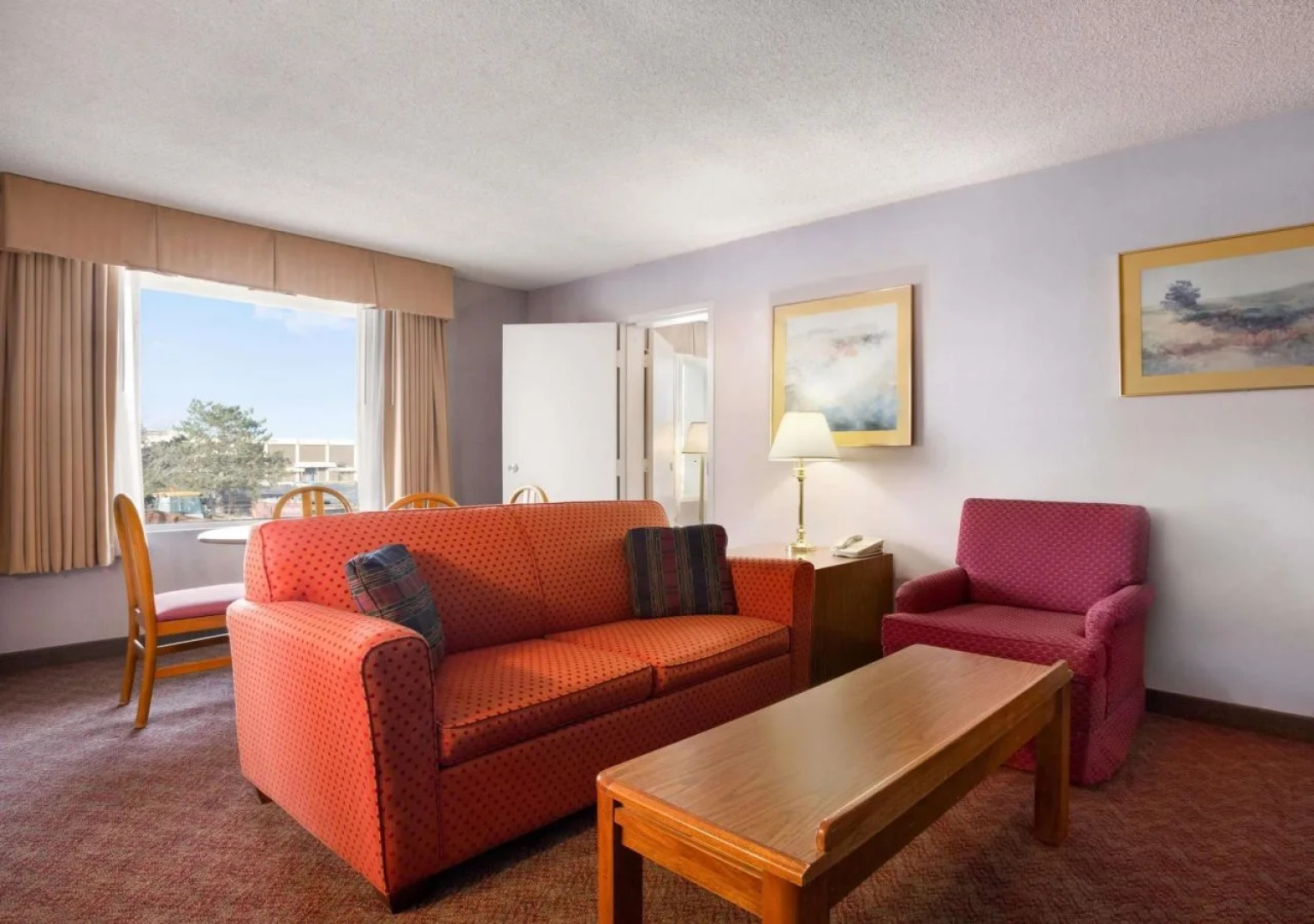Days Inn & Suites by Wyndham Elyria