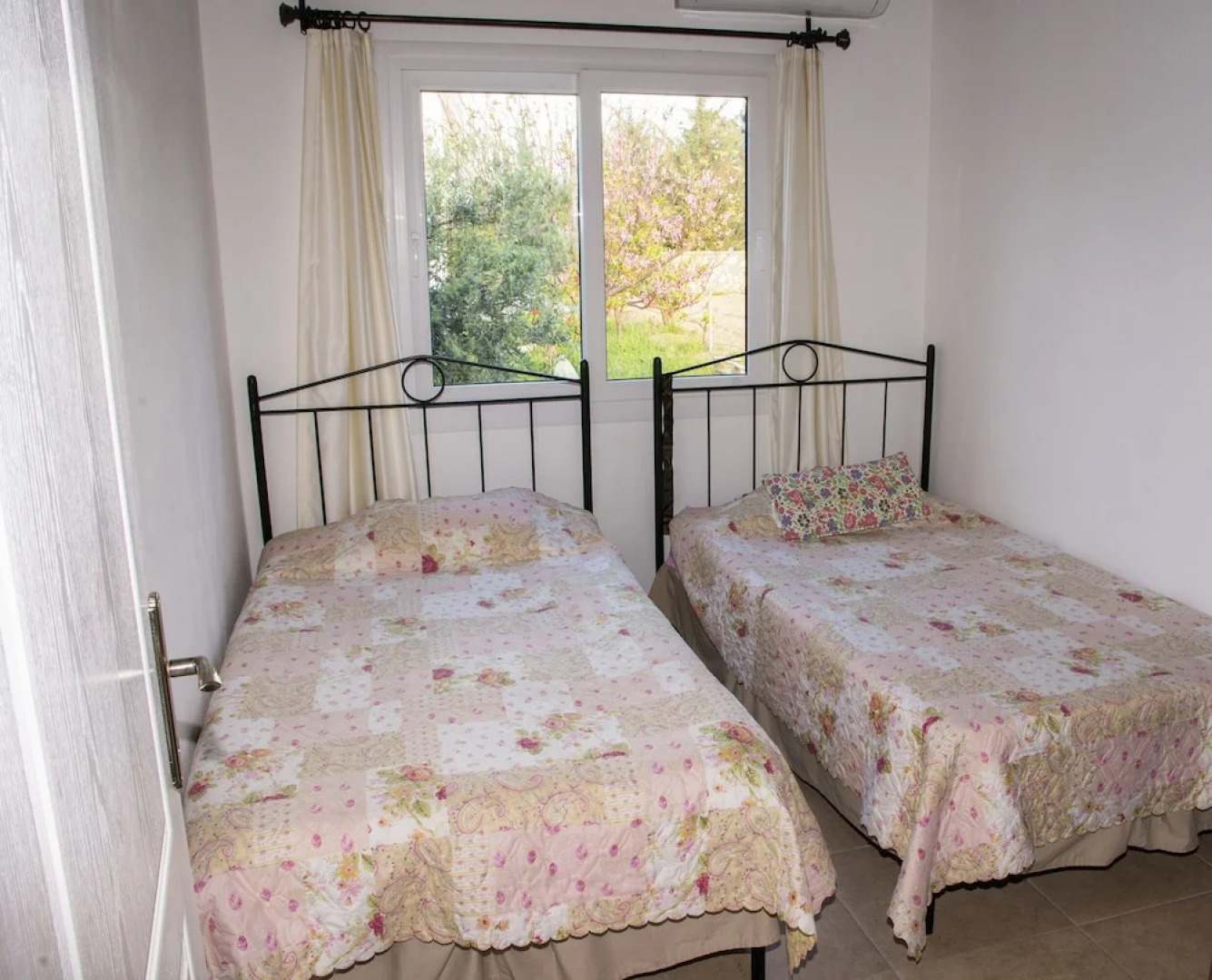 Seaside House 2 Double Bedrooms With Spectacular Mountain Sea View