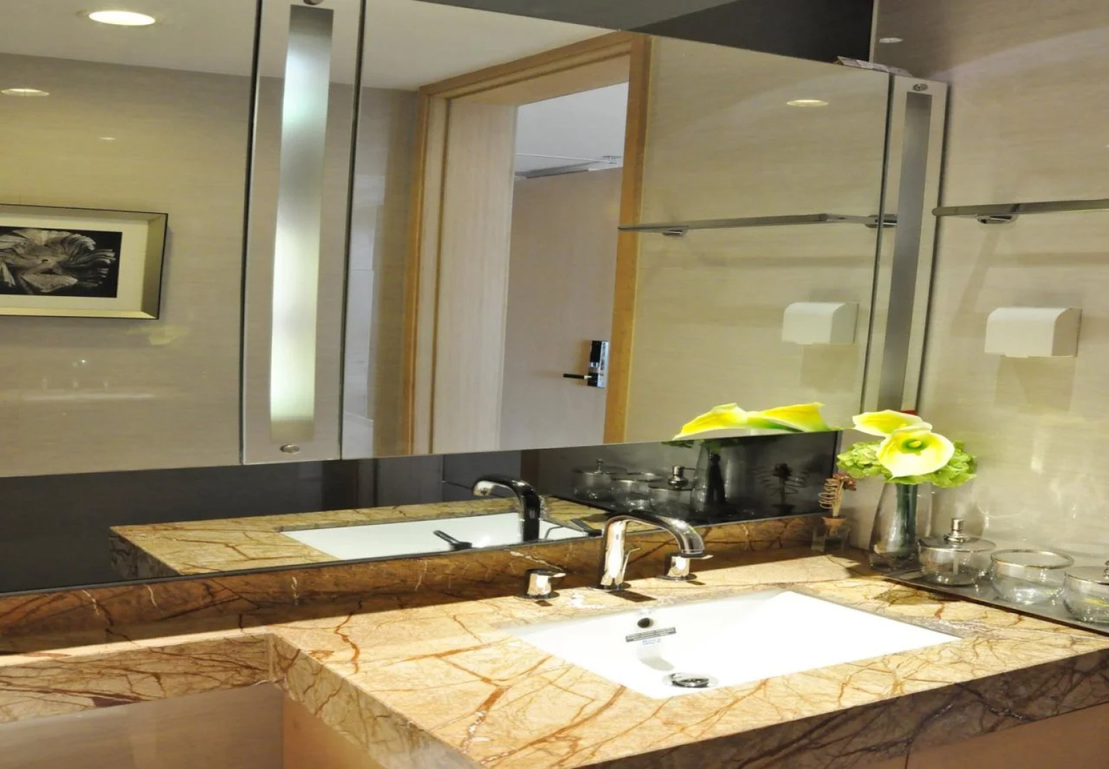 BaiHe International Apartment Hotel