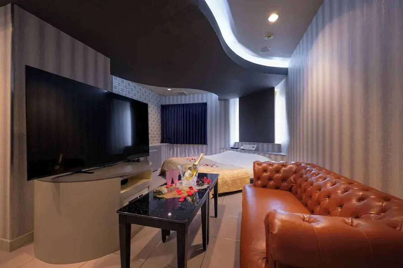 Happy Kiss - Adults Only