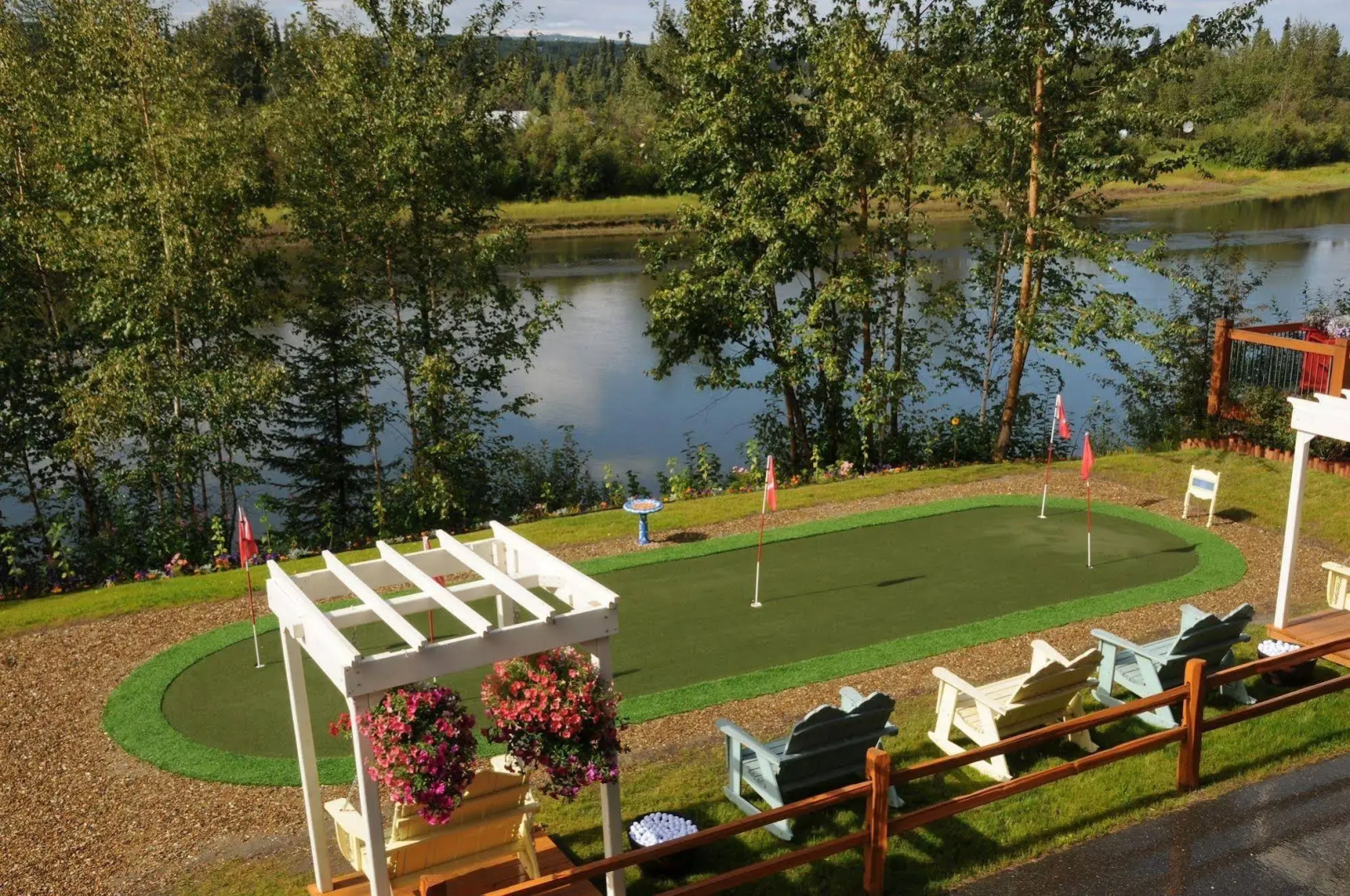 Pike's Waterfront Lodge