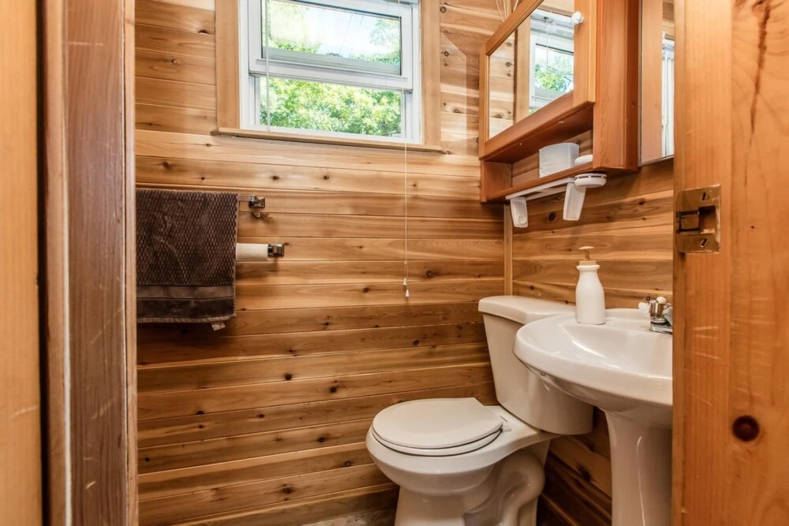 Magic on Little Go Home~3 bedroom cottage + guest cabin on 980 ft shore!