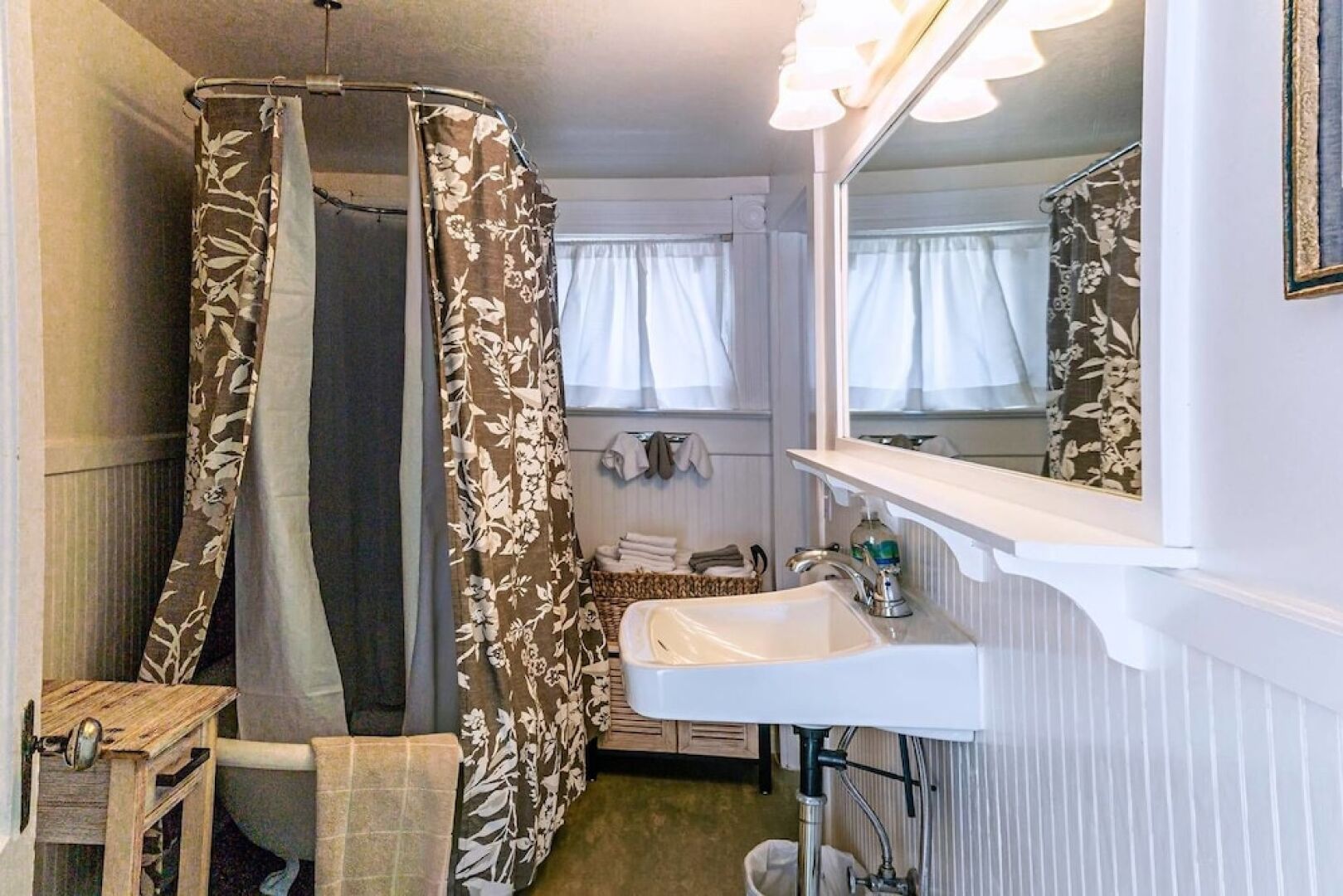 '1900' House and Cottage ~ Near OSF ~ Sleeps 10