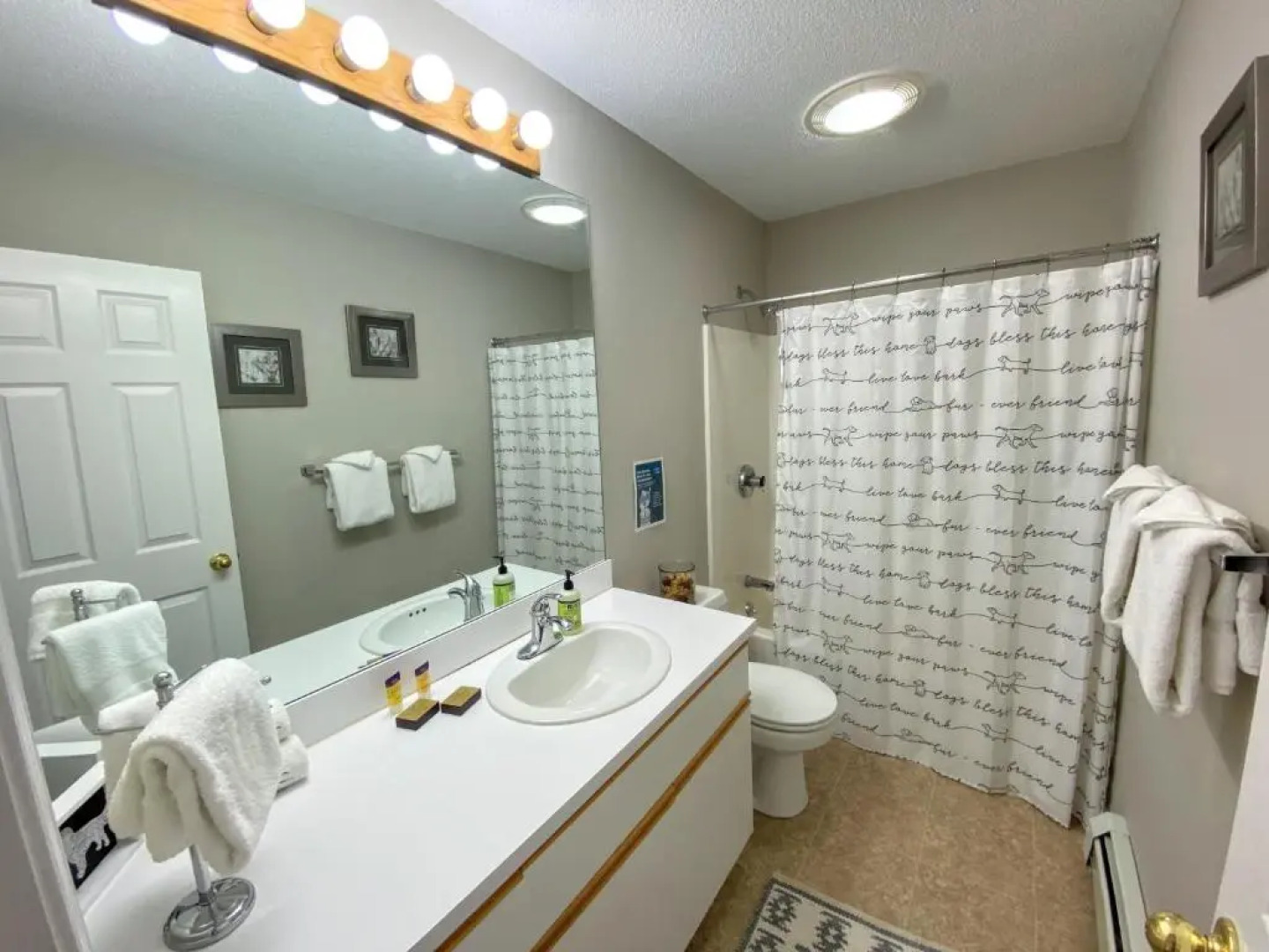 F4 Warm Fairway Village Townhome mountain views and large lawn So much to do