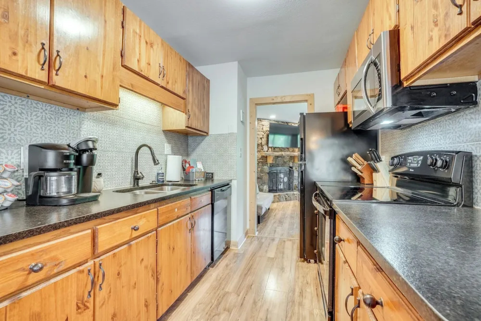 Spacious Rustic Helen Abode ~ 1/2 Mi From Tubing!