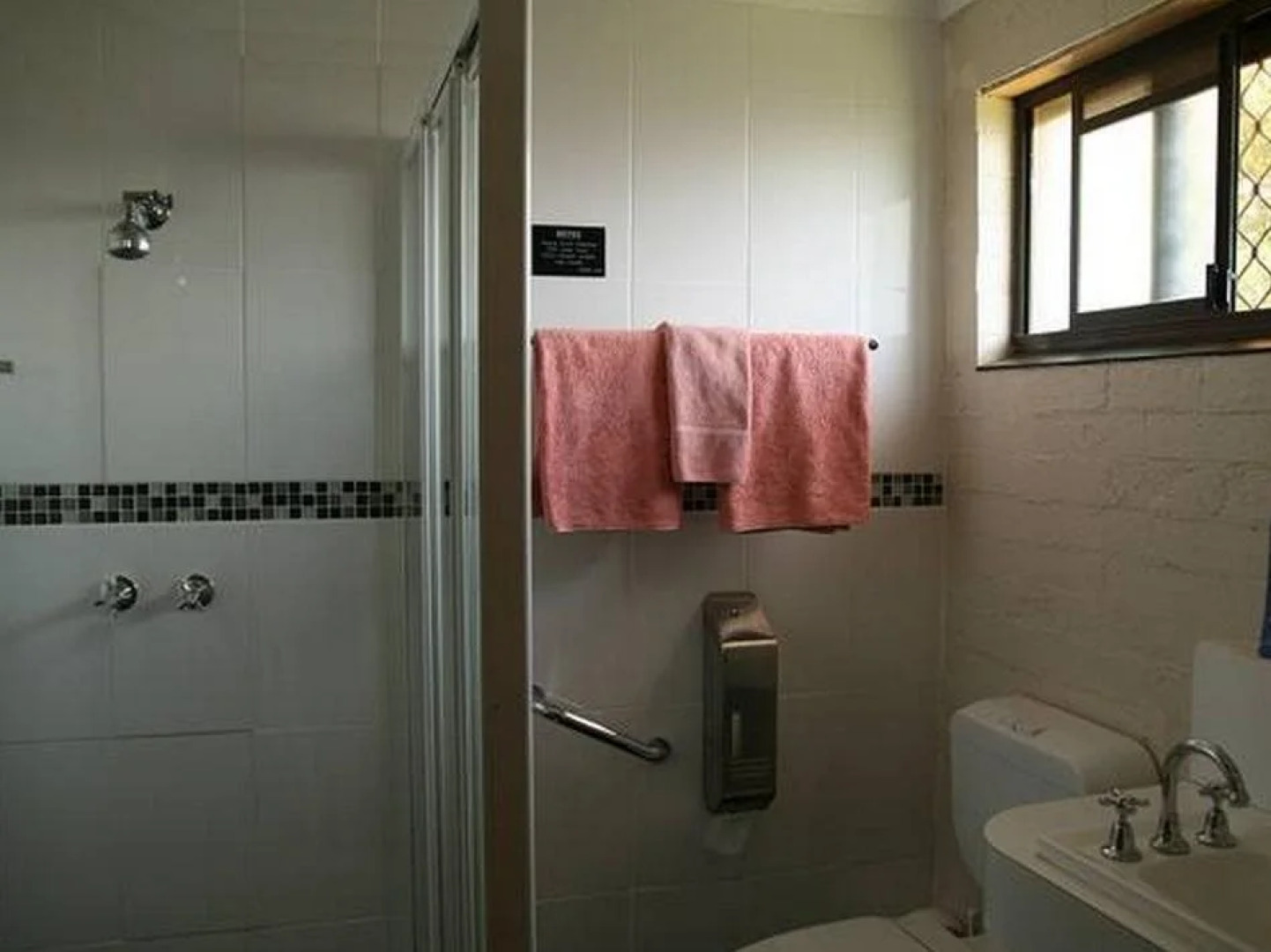 Forest Lodge Motor Inn & Restaurant