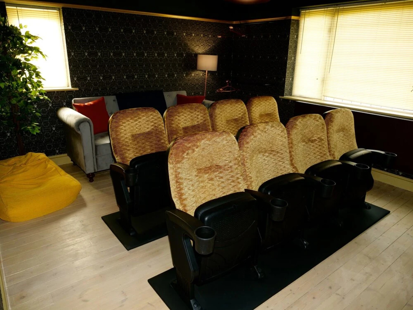 Deluxe 4/5 Bed Hot Tub Cinema Room 15