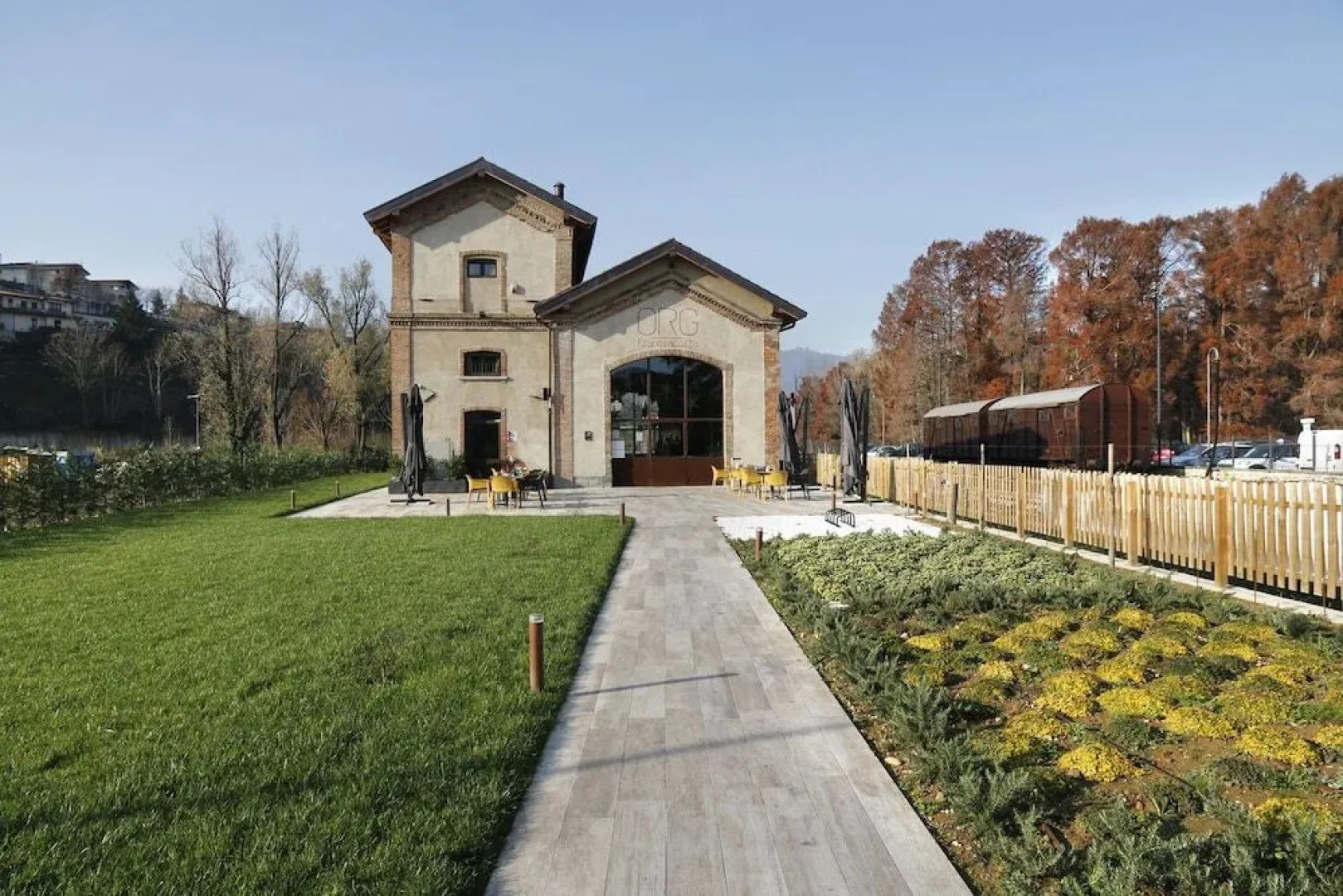 Smart Rooms & Restaurant