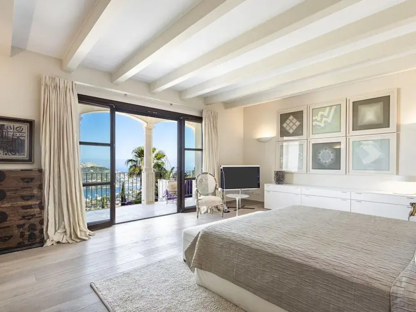 Majestic Villa With Harbour Views